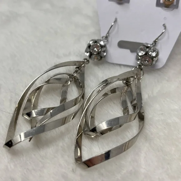 6 piece set 2 sparkly earrings and 4 faux pearl bracelet set - Picture 2 of 4